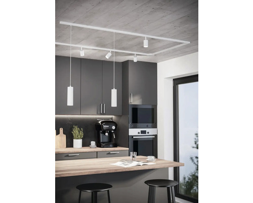 Moderní kuchyně s kuchyňskými světly na kolejnici pod betonovým stropem