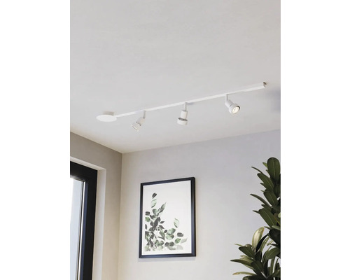 Stropní svítidlo se třemi bodovými světly v obývacím pokoji