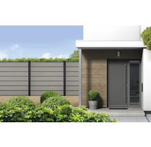 Venkovní fotografie moderního domu s plotem, obkladem fasády a vchodovými dveřmi