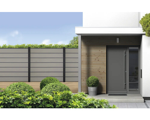 Venkovní fotografie moderního domu s plotem, obkladem fasády a vchodovými dveřmi