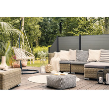 Scéna terasy s posezením, závěsným křeslem a zástěnou