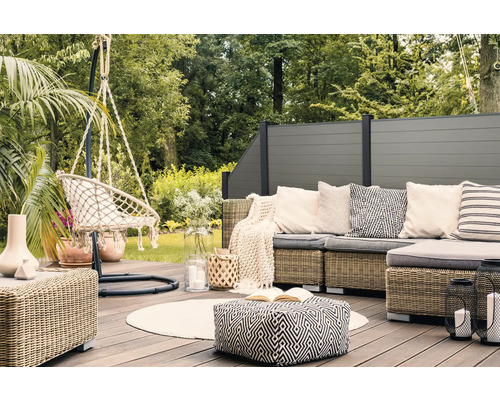 Scéna terasy s posezením, závěsným křeslem a zástěnou