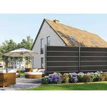 Zahradní scéna s plotem, zahradním nábytkem a slunečníkem před domem