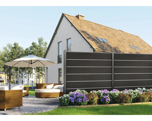 Zahradní scéna s plotem, zahradním nábytkem a slunečníkem před domem