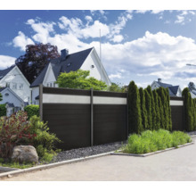 Dřevěný a betonový plot na ochranu soukromí na zahradě