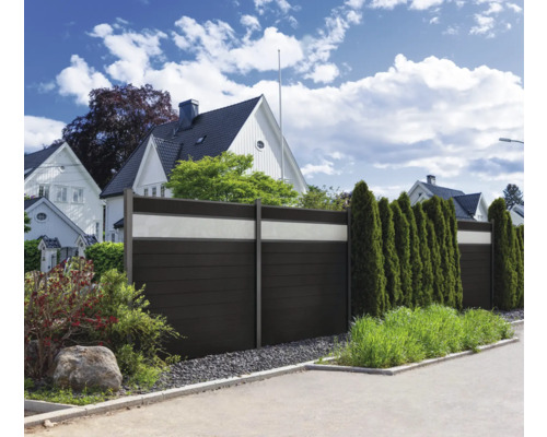 Dřevěný a betonový plot na ochranu soukromí na zahradě