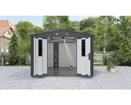 Kovový zahradní domek s otevřenými dvoukřídlými dveřmi na pozadí zahrady a domu