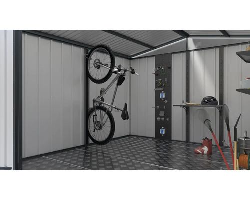 Interiér zahradního domku se závěsem na kola, stěnou na nářadí a policemi