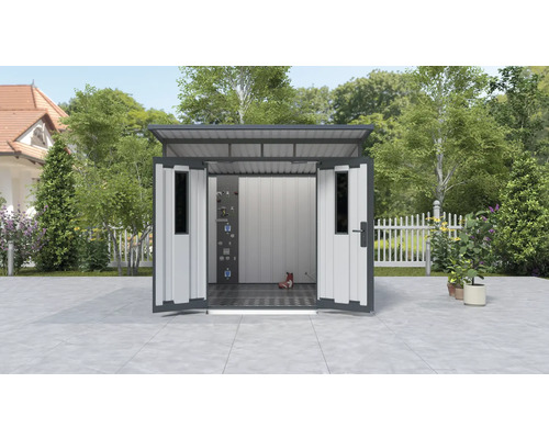 Otevřená kůlna na nářadí v zahradě s policemi a nářadím