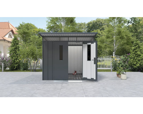 Kovový zahradní domek s otevřenými dveřmi na zahradě