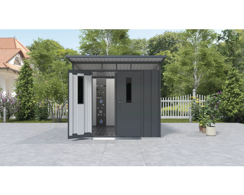 Kovový zahradní domek s částečně otevřenými dveřmi venku.