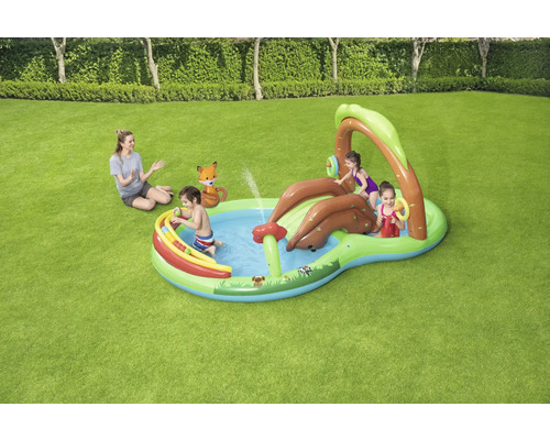 Nafukovací dětské hrací centrum se skluzavkou a vodním postřikovačem na zahradě