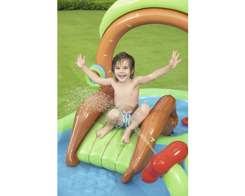 Dítě klouže na nafukovací skluzavce do nafukovacího bazénu