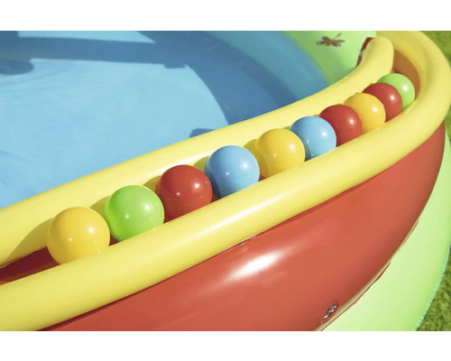 Detail dětského bazénku s barevnými míčky