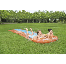 Děti se baví na zahradní vodní skluzavce.