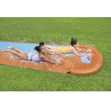 Vodní skluzavka s dětmi na zahradě