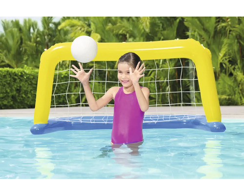 Dívka si hraje s nafukovací vodní pólovou brankou v bazénu