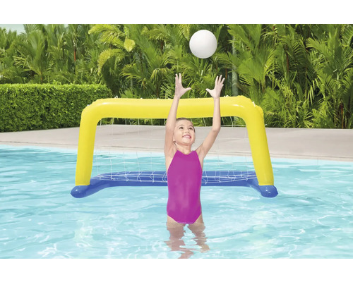 Dívka si hraje s nafukovací vodní pólovou brankou v bazénu