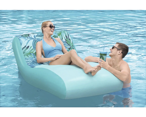 Žena a muž relaxují na nafukovací sedačce v bazénu.