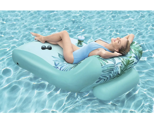 Žena relaxuje na nafukovacím lehátku u bazénu s držákem nápojů ve vodě.