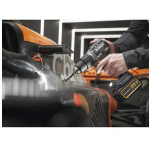 Akumulátorový vrtací šroubovák používaný na vozidle