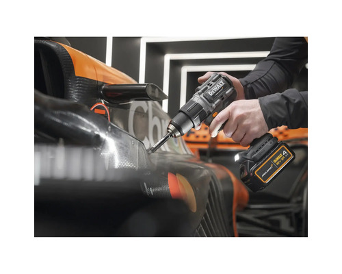 Akumulátorový vrtací šroubovák používaný na vozidle