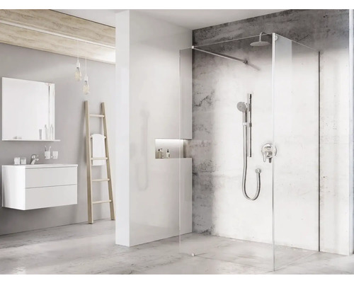 Moderní koupelna se sprchovým koutem, umyvadlem a regálem ve tvaru žebříku