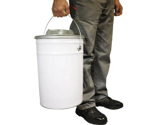 Muž nese kbelík s barvou a sítkem na barvu.