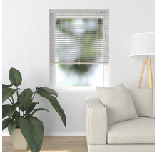 Obývací pokoj s oknem a nainstalovanými žaluziemi pro regulaci světla