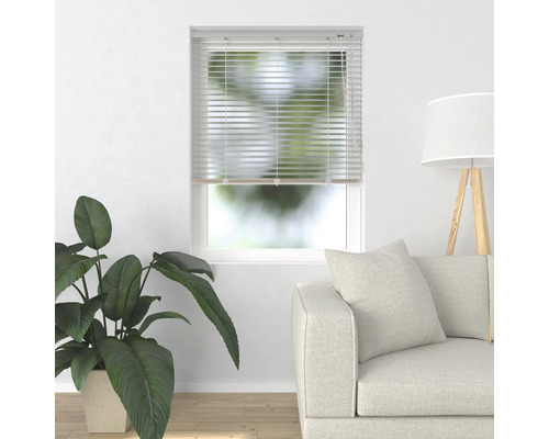 Obývací pokoj s oknem a nainstalovanými žaluziemi pro regulaci světla