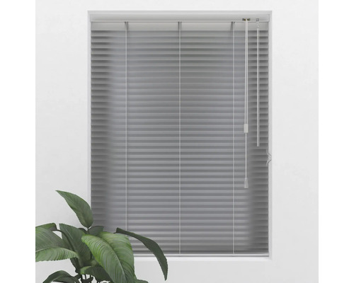 Šedé žaluzie před oknem