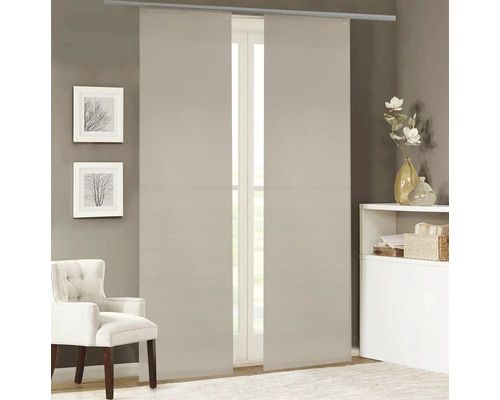 Dva posuvné panely na kolejnici před oknem v obývacím pokoji.