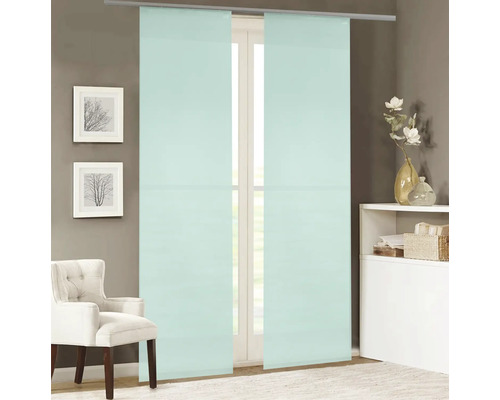 Pohled do místnosti s posuvnými panely v okně, křeslem a policí