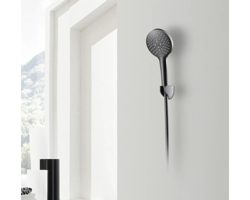 Tmavá ruční sprcha s držákem sprchy na stěně v koupelně.