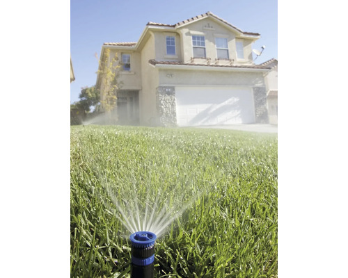 Zavlažovač trávníku zavlažuje trávník před domem