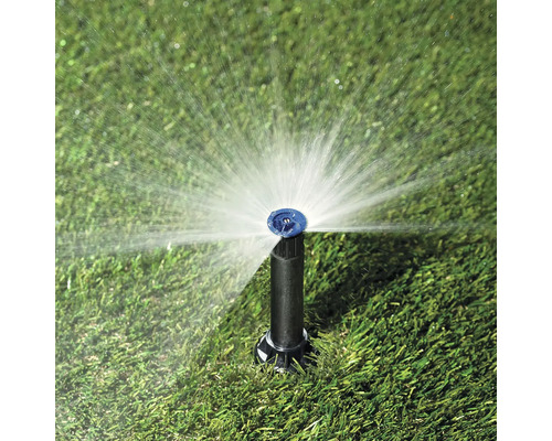 Zavlažovač trávníku během zavlažování trávníku.