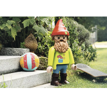 Hračka zahradního trpaslíka s vousy, čepicí a dekoracemi na zahradě