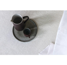 Džbán a šálek na podnosu