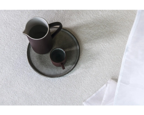 Džbán a šálek na podnosu