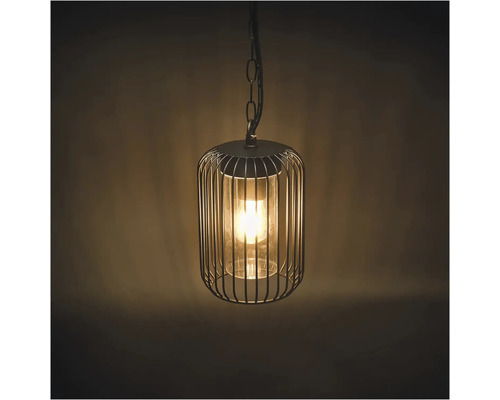 Závěsná lampa s klecovým stínidlem a řetízkovým závěsem
