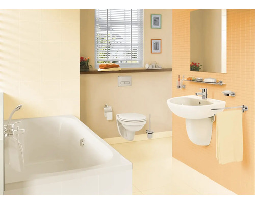 Světlá koupelna s vanou, umyvadlem, toaletou a oknem