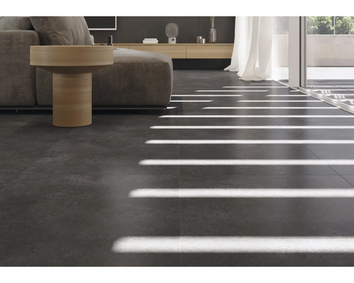 Moderní obývací pokoj s tmavou dlažbou a pohovkou