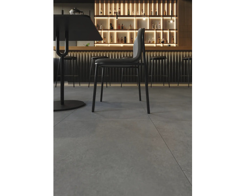 Interiérový pohled se stolem, židlí a barem v pozadí