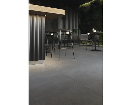 Venkovní prostor s barovými stoličkami, židlemi a dlažbou