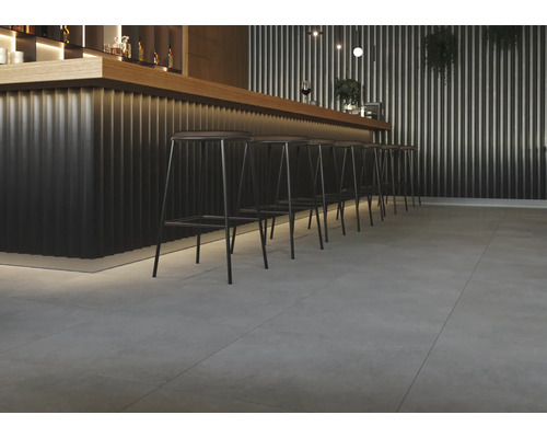 Bar s židlemi a dlažbou.