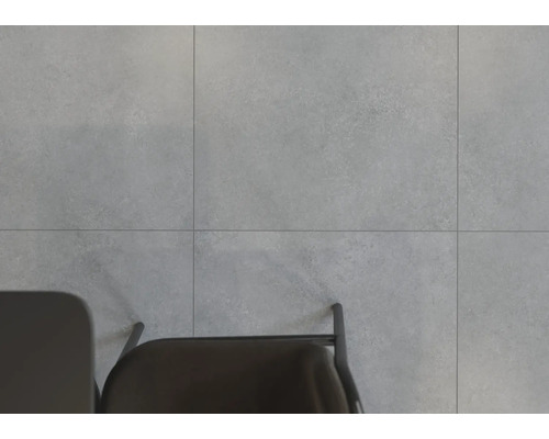 Šedé dlaždice se židlí a stolem shora