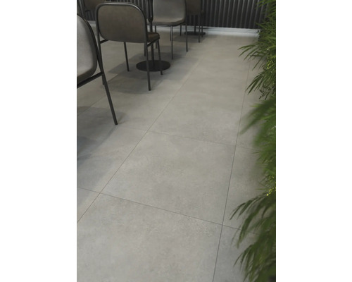 Interiérová fotografie s položenou dlažbou a posezením