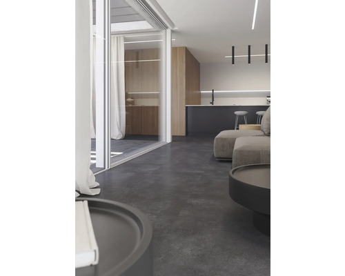 Obývací pokoj s pohovkou, stolem a prosklenými posuvnými dveřmi