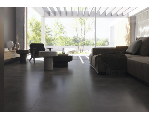 Světlý obývací pokoj s tmavou dlažbou, pohovkou a křesly