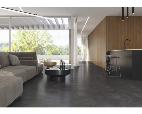 Světlý obývací pokoj s pohovkou, konferenčním stolkem, barovými stoličkami a velkými okny